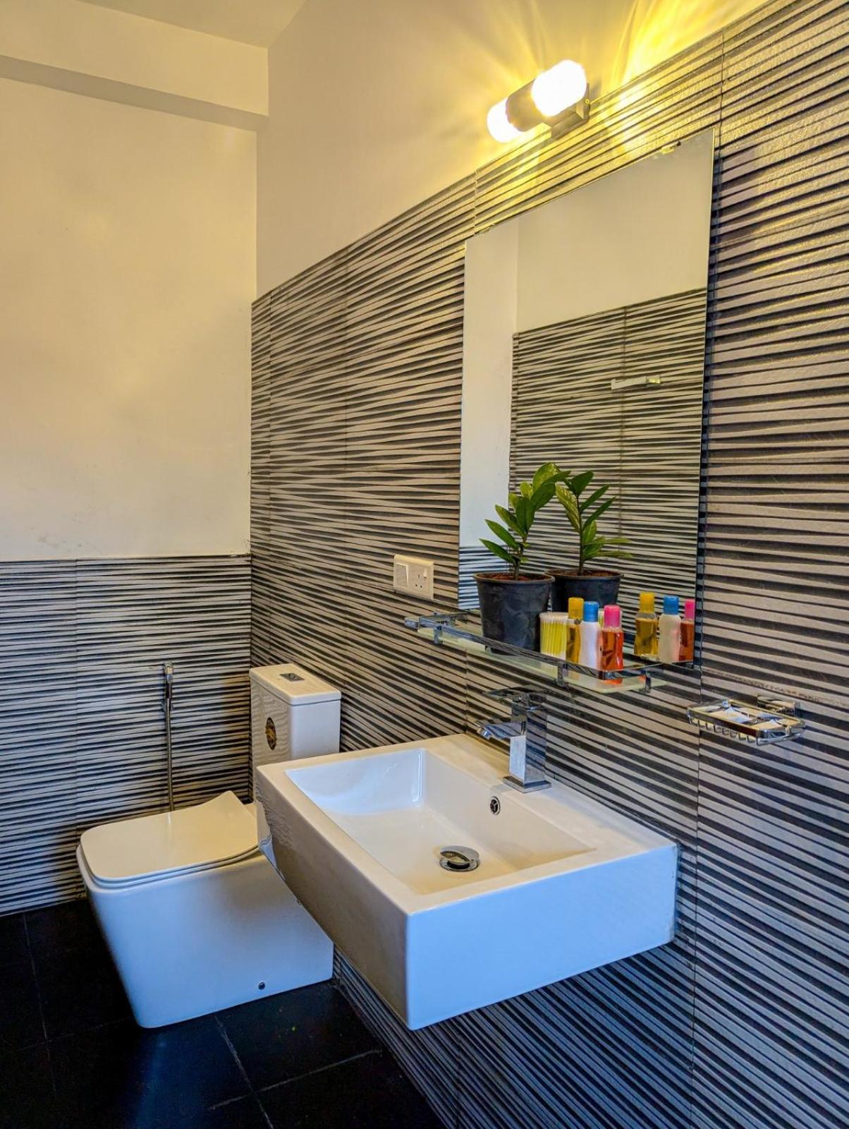 Airport Hotel By Cmb Apartments Negombo Ngoại thất bức ảnh